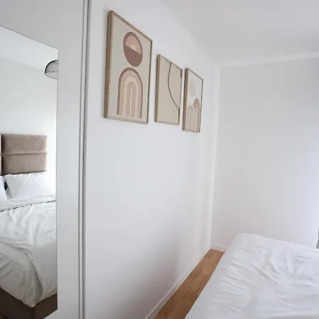 Apartment 10 Min From *